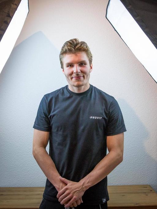 Der Youtuber Max Herzberg steht zwischen zwei Softboxen.