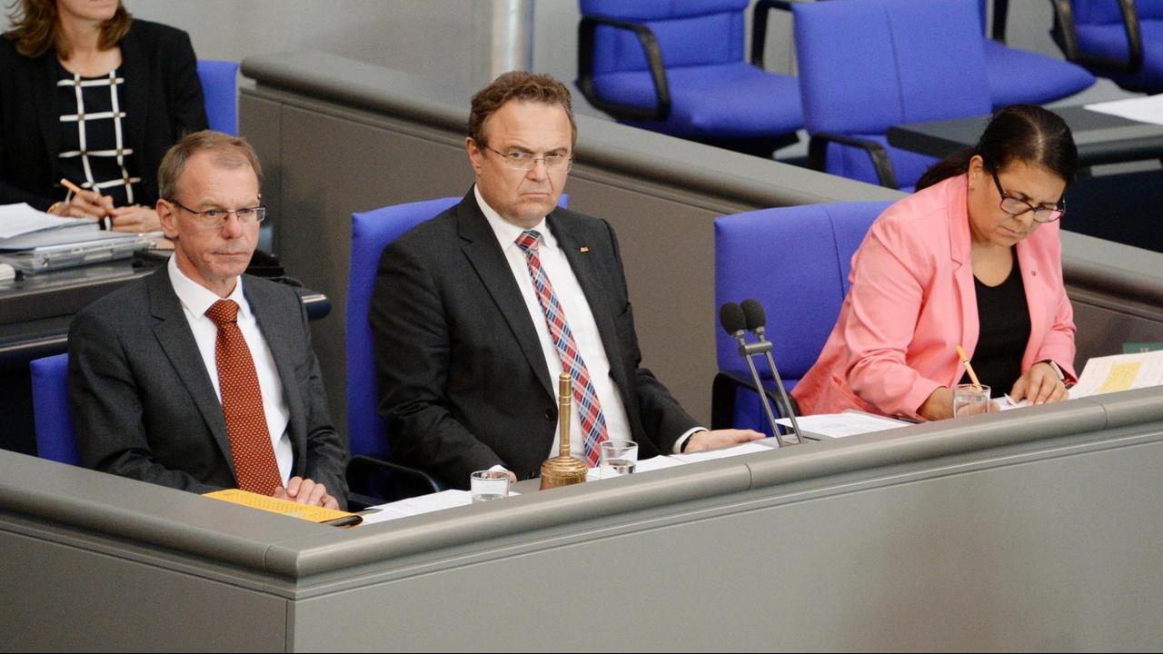 Schriftführer: Markus Kurth, (li), Bündnis 90/Die Grünen, Gülistan Yüksel, (re), SPD, Vorsitz: Bundestagspräsident Dr. Hans-Peter Friedrich, CDU/CSU, 39. Sitzung Deutscher Bundestag. Ordnungsnummer: 4131734 Name: Kurth, Markus,Yüksel, Gülistan,Friedrich, Hans-Peter Ereignis: Plenarsitzung, Schriftführer Gebäude / Gebäudeteil : Reichstagsgebäude, Plenarsaal Nutzungsbedingungen: http://www.bundestag.de/bildnutz Es werden nur einfache Nutzungsrechte eingeräumt, die ein Recht zur Weitergabe der Nutzungsrechte an Dritte ausschließen. Schriftführer: Markus Kurth, (li), Bündnis 90/Die Grünen, Gülistan Yüksel, (re), SPD, Vorsitz: Bundestagspräsident Dr. Hans-Peter Friedrich, CDU/CSU, 39. Sitzung Deutscher Bundestag. Ordnungsnummer: 4131734 Name: Kurth, Markus,Yüksel, Gülistan,Friedrich, Hans-Peter Ereignis: Plenarsitzung, Schriftführer Gebäude / Gebäudeteil : Reichstagsgebäude, Plenarsaal Nutzungsbedingungen: http://www.bundestag.de/bildnutz Es werden nur einfache Nutzungsrechte eingeräumt, die ein Recht zur Weitergabe der Nutzungsrechte an Dritte ausschließen.