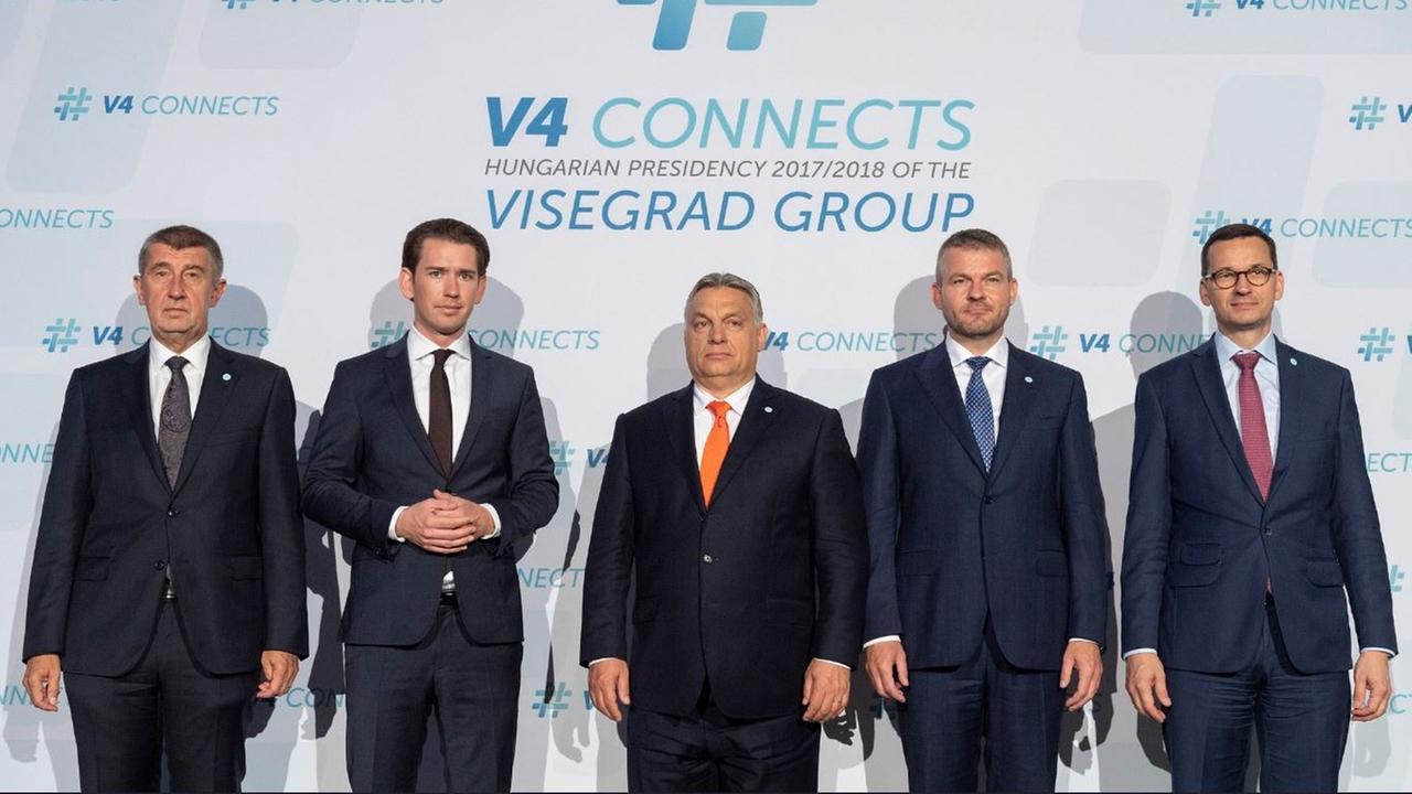 Vertreter der vier Visegrad-Staaten: Andrej Babis - Tschechien (links), Viktor Orbán - Ungarn (Mitte), Robert Fico - Slowakei, Mateusz Morawiecki - Polen (rechts) und Österreichs Kanzler Sebastian Kurz (2. v. links). Vertreter der vier Visegrad-Staaten: Andrej Babis - Tschechien (links), Viktor Orbán - Ungarn (Mitte), Robert Fico - Slowakei, Mateusz Morawiecki - Polen (rechts) und Österreichs Kanzler Sebastian Kurz (2. v. links).