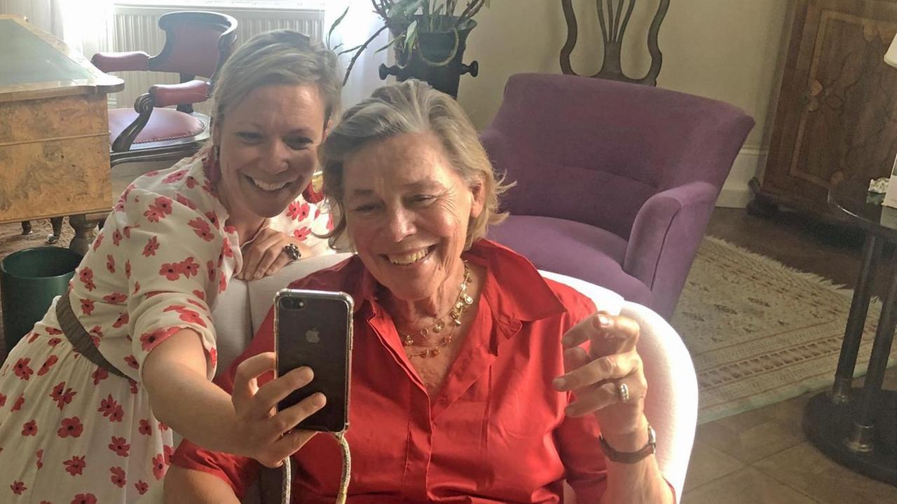 Anna-Maria Wallner und Hanna Molden machen ein Selfie von sich beim Interview in Wien