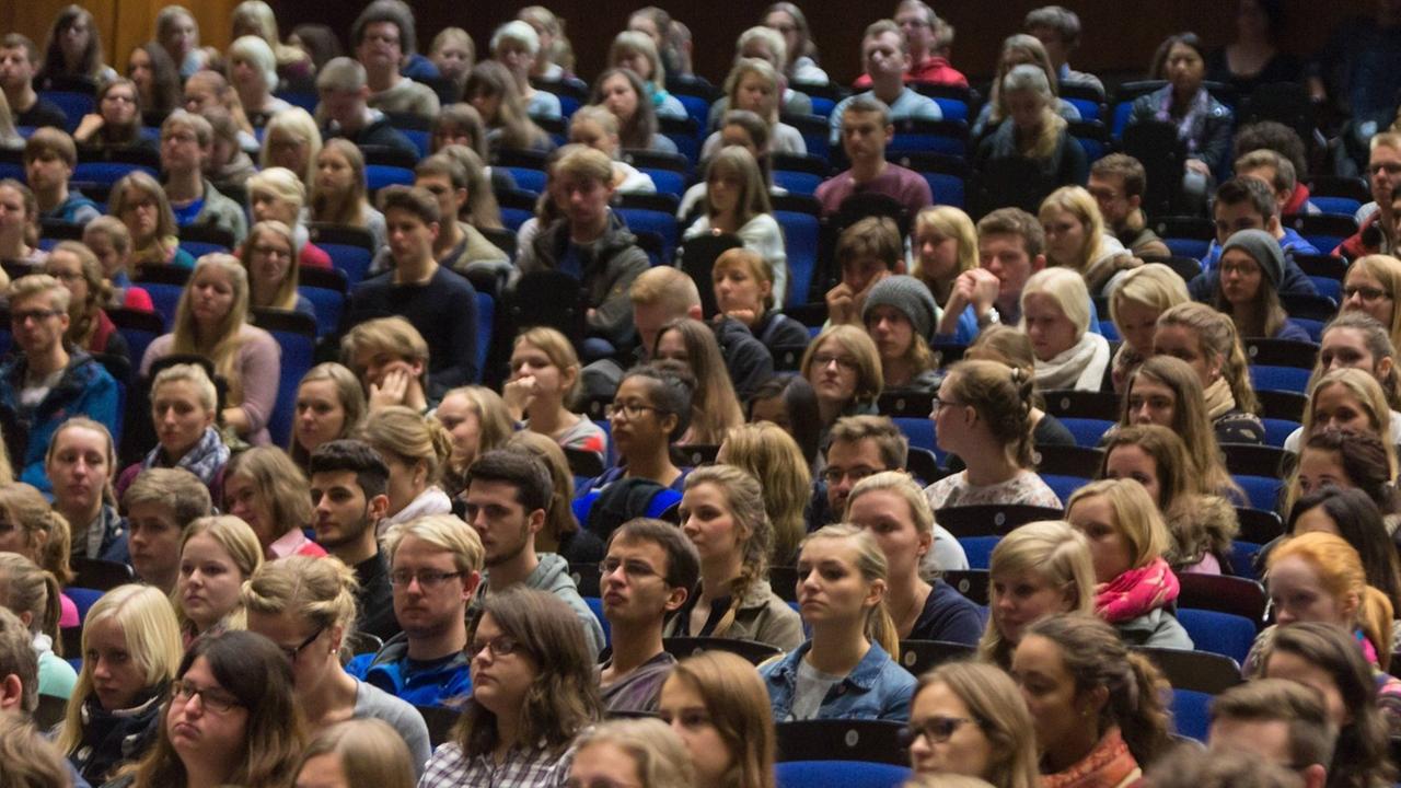 Begrüßung der Erstsemester an der Westfälische-Wilhelms-Universität in Münster. 5400 Studenten haben zum Wintersemester 2014/2015 ihr Studium aufgenommen