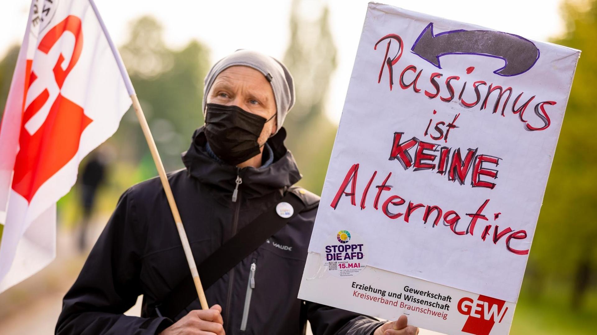 Der Schriftzug "Rassismus ist keine Alternative" ist bei einer Demonstration gegen einen Sonderparteitag der AfD Niedersachsen auf einem Plakat zu lesen. Der Schriftzug "Rassismus ist keine Alternative" ist bei einer Demonstration gegen einen Sonderparteitag der AfD Niedersachsen auf einem Plakat zu lesen.