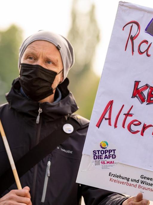 Der Schriftzug "Rassismus ist keine Alternative" ist bei einer Demonstration gegen einen Sonderparteitag der AfD Niedersachsen auf einem Plakat zu lesen.