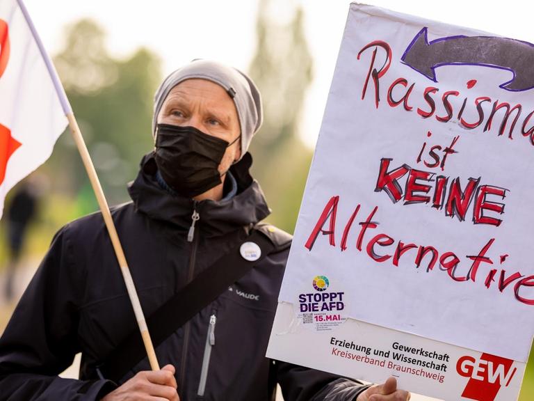 Der Schriftzug "Rassismus ist keine Alternative" ist bei einer Demonstration gegen einen Sonderparteitag der AfD Niedersachsen auf einem Plakat zu lesen.