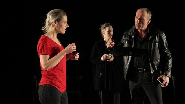 Nadine Geyersbach, Irene Kleinschmidt und Martin Baum (v.l.) in "Aus dem Nichts" am Theater Bremen