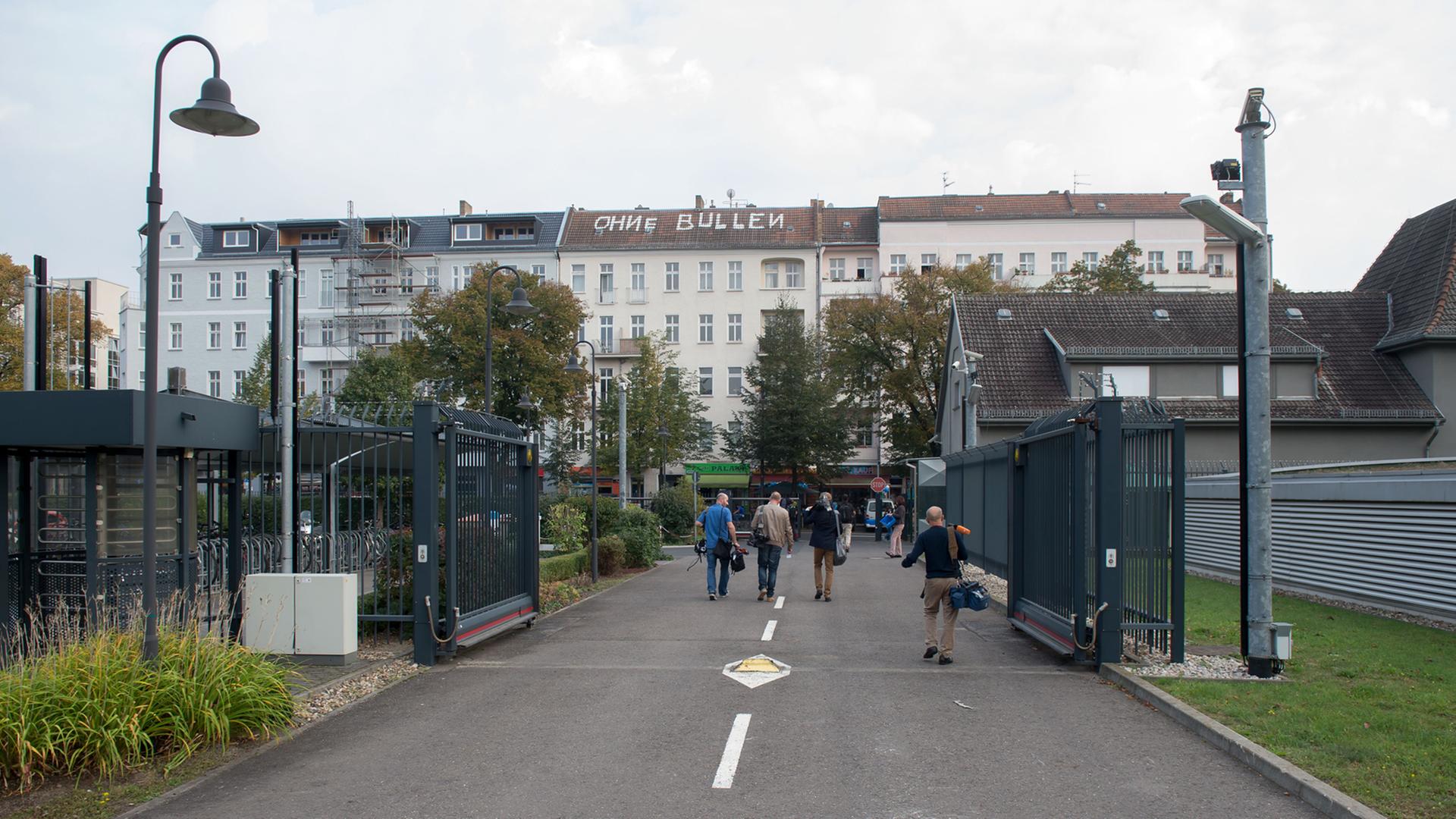 Die Ausfahrt des Gemeinsamen Terrorismusabwehrzentrums (GTAZ) in Berlin.
