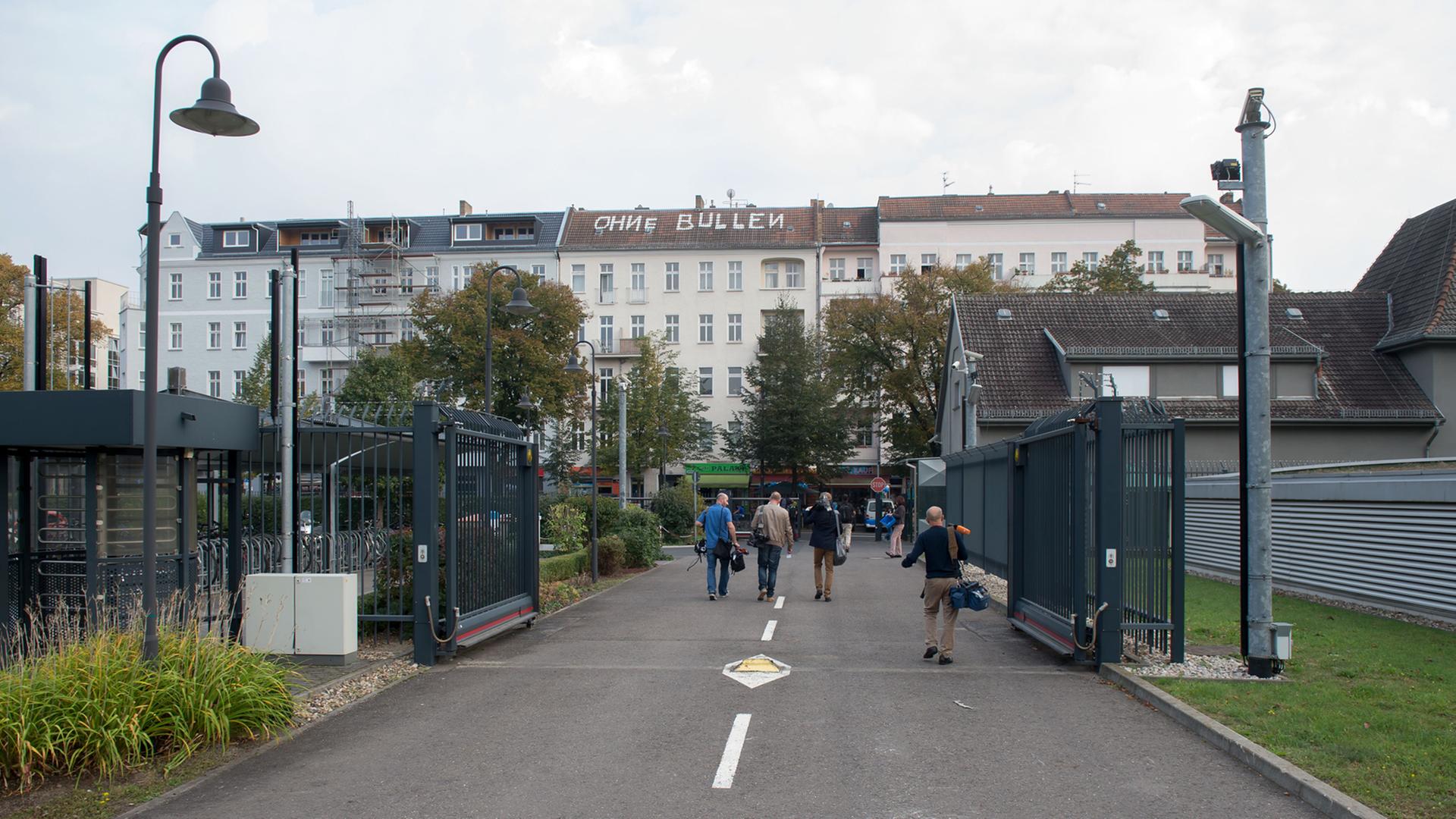 Die Ausfahrt des Gemeinsamen Terrorismusabwehrzentrums (GTAZ) in Berlin. Die Ausfahrt des Gemeinsamen Terrorismusabwehrzentrums (GTAZ) in Berlin.