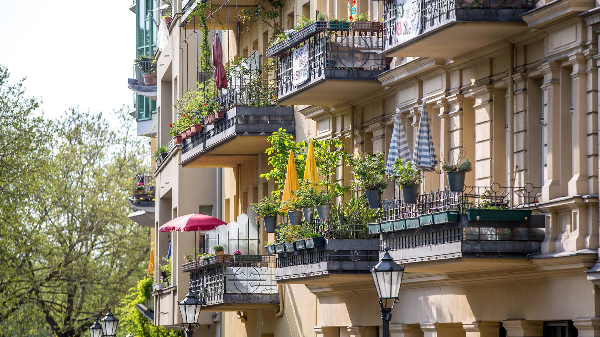 Altbauten mit Balkon am Fraenkelufer in Berlin-Kreuzberg Altbauten mit Balkon am Fraenkelufer in Berlin-Kreuzberg