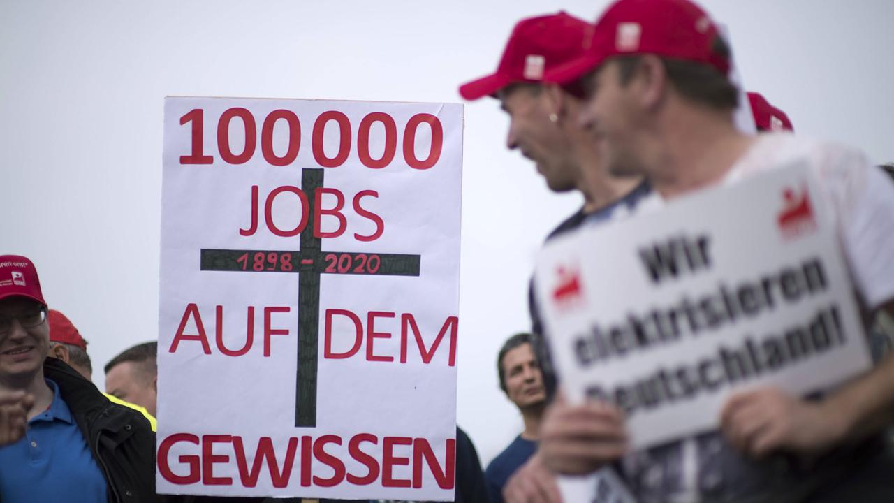 Demonstranten der Gewerkschaft IG BCE und Kohlearbeiter im April 2015 in Berlin. Demonstranten der Gewerkschaft IG BCE und Kohlearbeiter im April 2015 in Berlin.