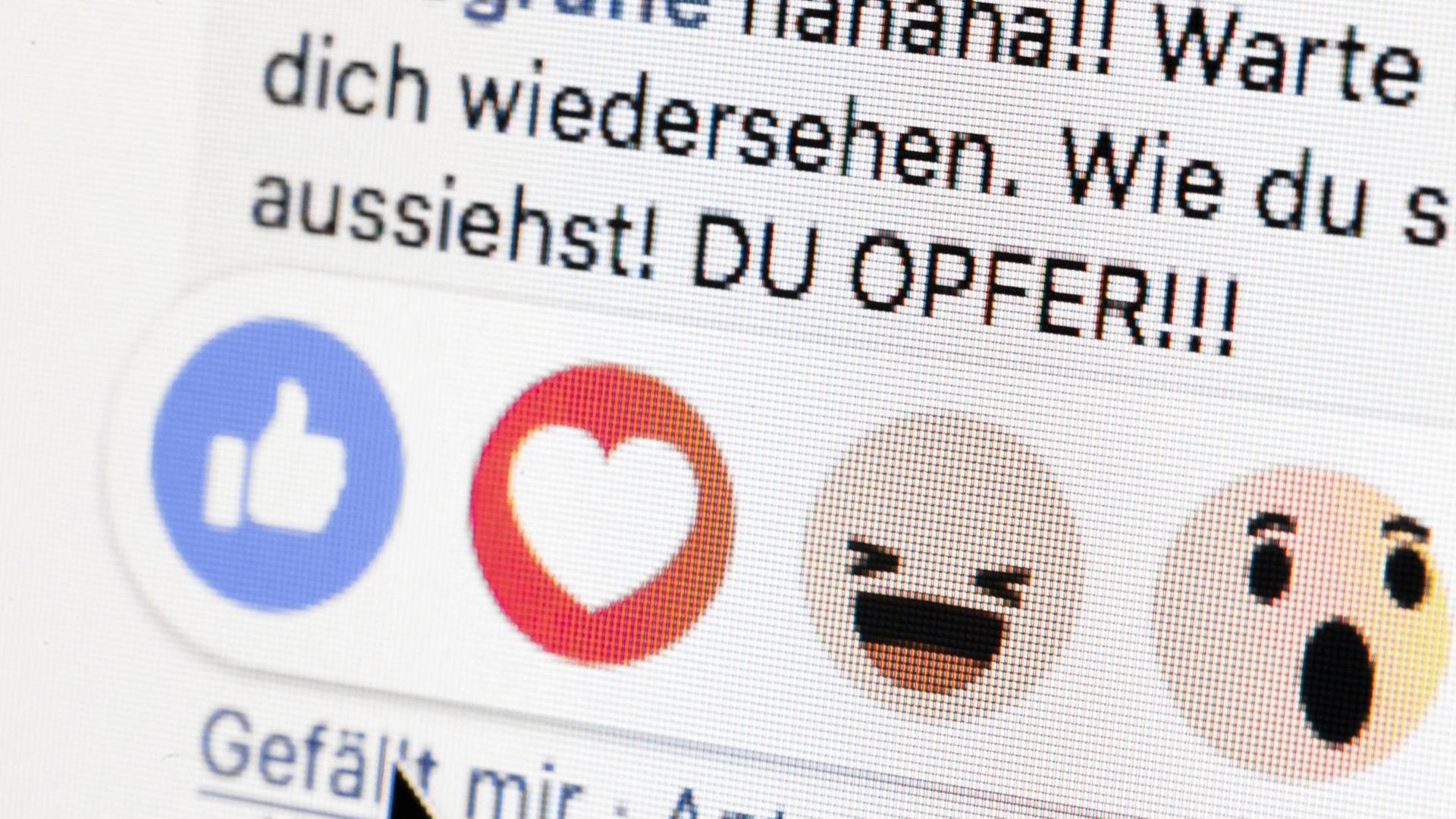 Gestellte Aufnahme zum Thema Mobbing in sozialen Netzwerken. Neben dem "Gefällt mir Button" von facebook sind die Worte "Du Opfer" zu sehen. Gestellte Aufnahme zum Thema Mobbing in sozialen Netzwerken. Neben dem "Gefällt mir Button" von facebook sind die Worte "Du Opfer" zu sehen.