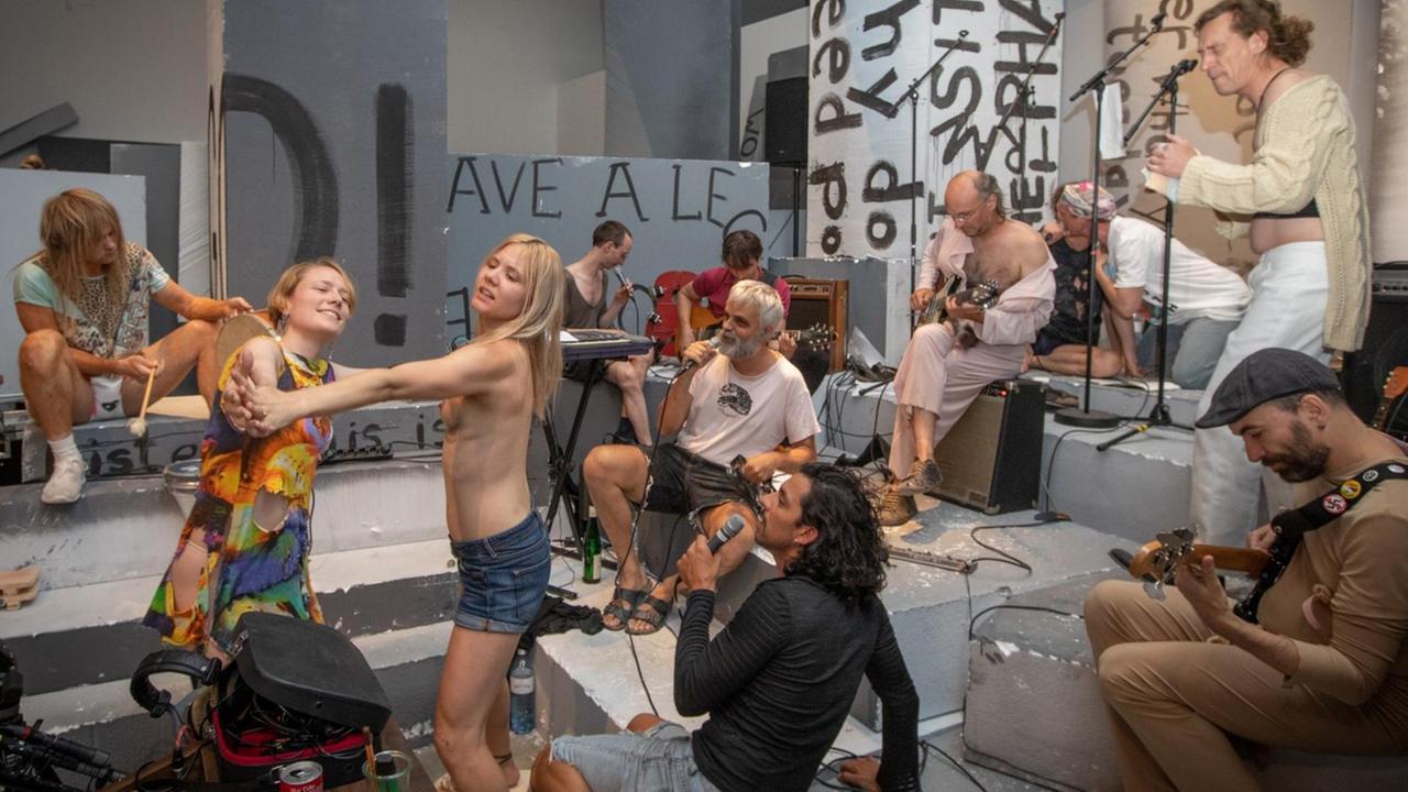 Kunsthalle Wien: Gelatin & Liam Gillick: Stinking Dawn (4.7. - 6.10.2019, Sneak Peek) http://kunsthallewien.at/#/de/ausstellungen/gelatin-liam-gillick-stinking-dawn | Foto: eSeL Kunsthalle Wien: Gelatin & Liam Gillick: Stinking Dawn (4.7. - 6.10.2019, Sneak Peek) http://kunsthallewien.at/#/de/ausstellungen/gelatin-liam-gillick-stinking-dawn | Foto: eSeL