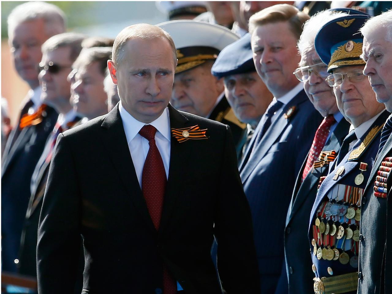 Wladimir Putin während der Militärparade in Moskau. Er blickt ernst. Wladimir Putin während der Militärparade in Moskau. Er blickt ernst.