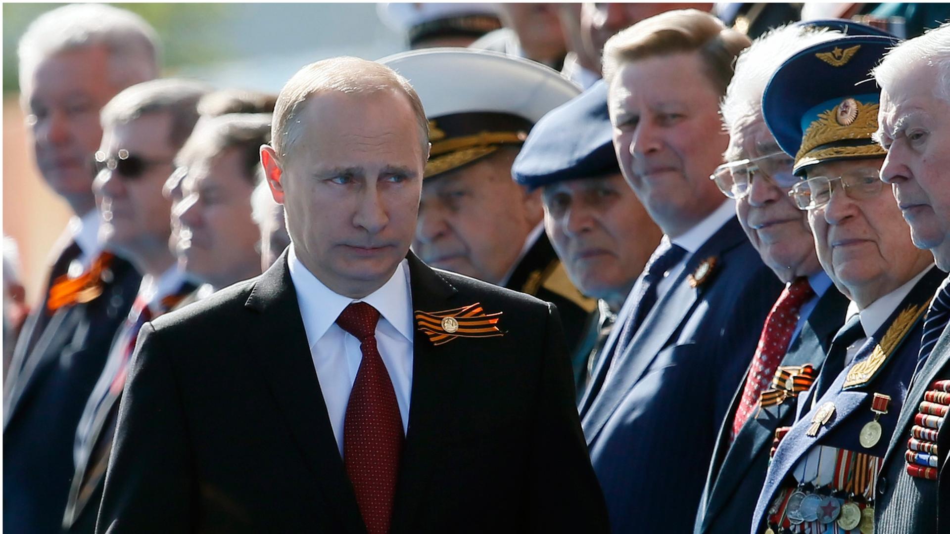Wladimir Putin während der Militärparade in Moskau. Er blickt ernst.