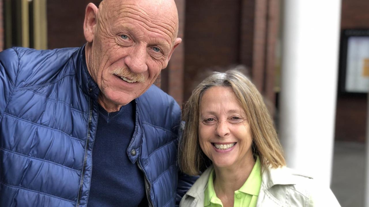 Schauspieler Joe Busch zeigt der Journalisitn Gisela Steinhauer Bochum. Schauspieler Joe Busch zeigt der Journalisitn Gisela Steinhauer Bochum.