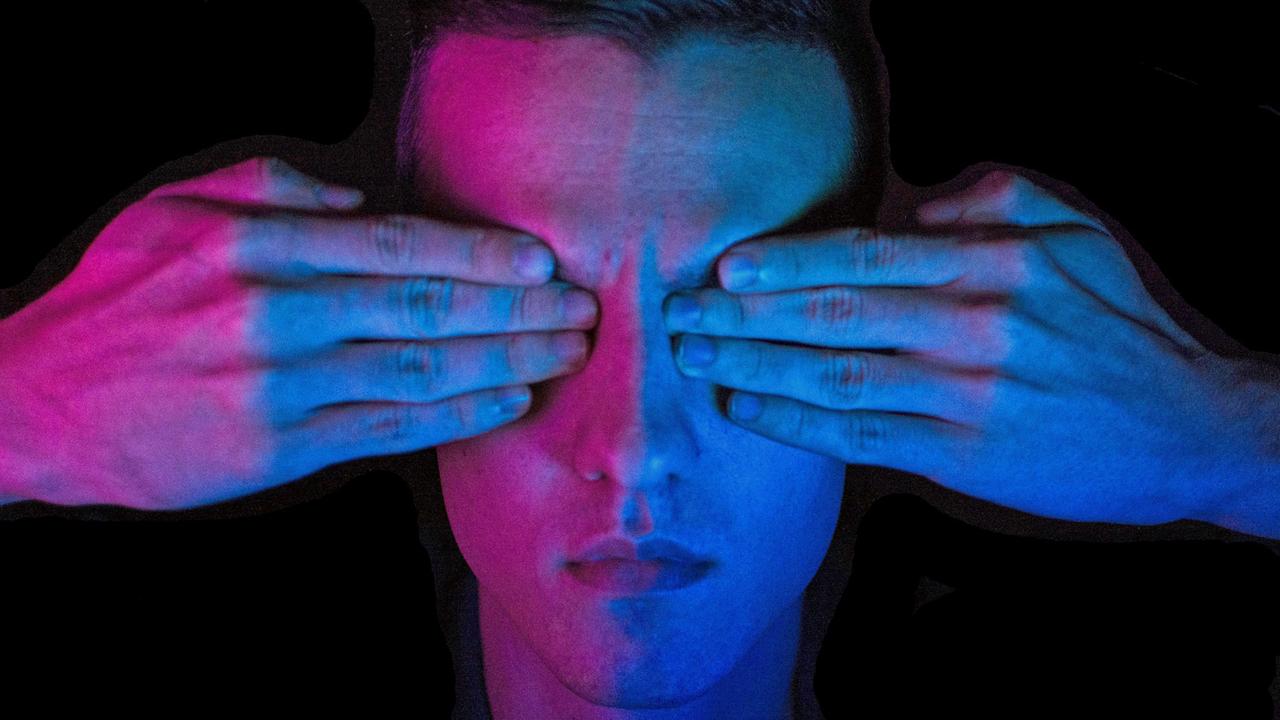 Porträt einer Frau, die sich mit beiden Händen die Augen zuhält. Porträt einer Frau, die sich mit beiden Händen die Augen zuhält.