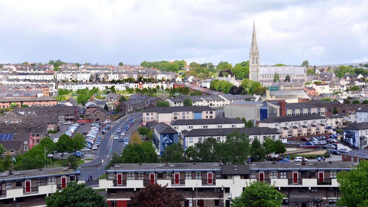 Blick von der Stadtmauer auf einen Teil der Stadt Derry (Londonderry), aufgenommen am 31. Mai 2015. Zu trauriger Berühmtheit gelangte die Stadt an einem Januar-Sonntag im Jahre 1972, als bei einer Demonstration für Bürgerrechte dreizehn unbewaffnete Teilnehmer von britischen Soldaten erschossen und weitere 13 angeschossen wurden. 