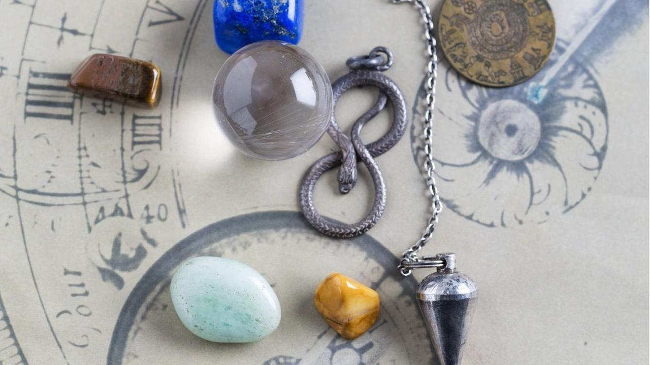 Semiprecious stones, pendulum, pendant and crystal ball on horoscope circle PUBLICATIONxINxGERxSUIxAUTxHUNxONLY MYF001325 semiprecious Stones Pendulum Counterpart and Crystal Ball ON horoscope Circle PUBLICATIONxINxGERxSUIxAUTxHUNxONLY MYF001325 Semiprecious stones, pendulum, pendant and crystal ball on horoscope circle PUBLICATIONxINxGERxSUIxAUTxHUNxONLY MYF001325 semiprecious Stones Pendulum Counterpart and Crystal Ball ON horoscope Circle PUBLICATIONxINxGERxSUIxAUTxHUNxONLY MYF001325