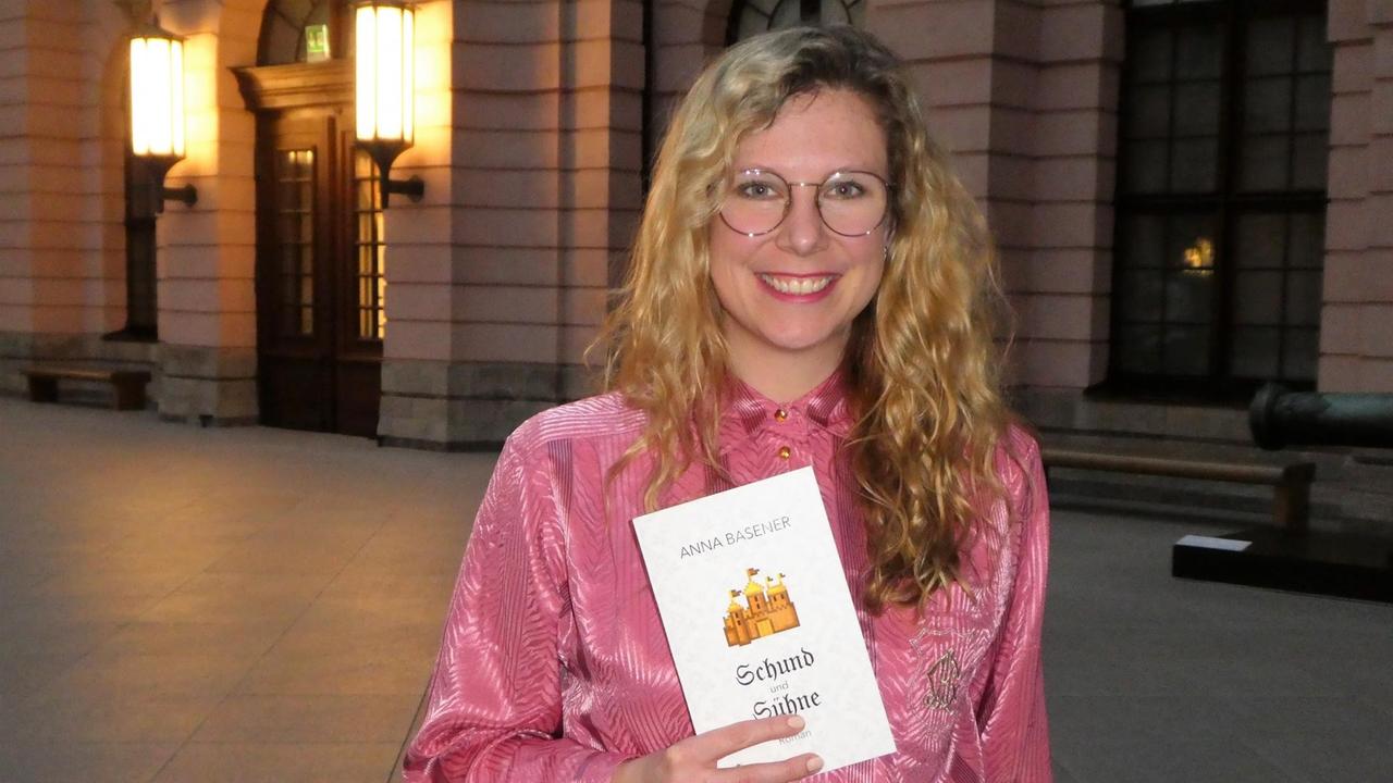 Blonde Frau mit einem Buch in der Hand "Schuld und Sühne"
