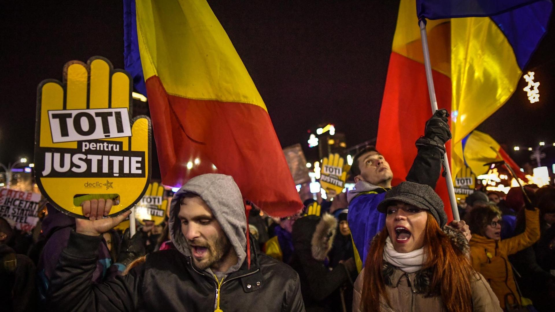 Menschen protestieren in der rumänischen Hauptstadt mit Fahnen in den Landesfarben und mit Slogans gegen die geplante Justizreform Menschen protestieren in der rumänischen Hauptstadt mit Fahnen in den Landesfarben und mit Slogans gegen die geplante Justizreform