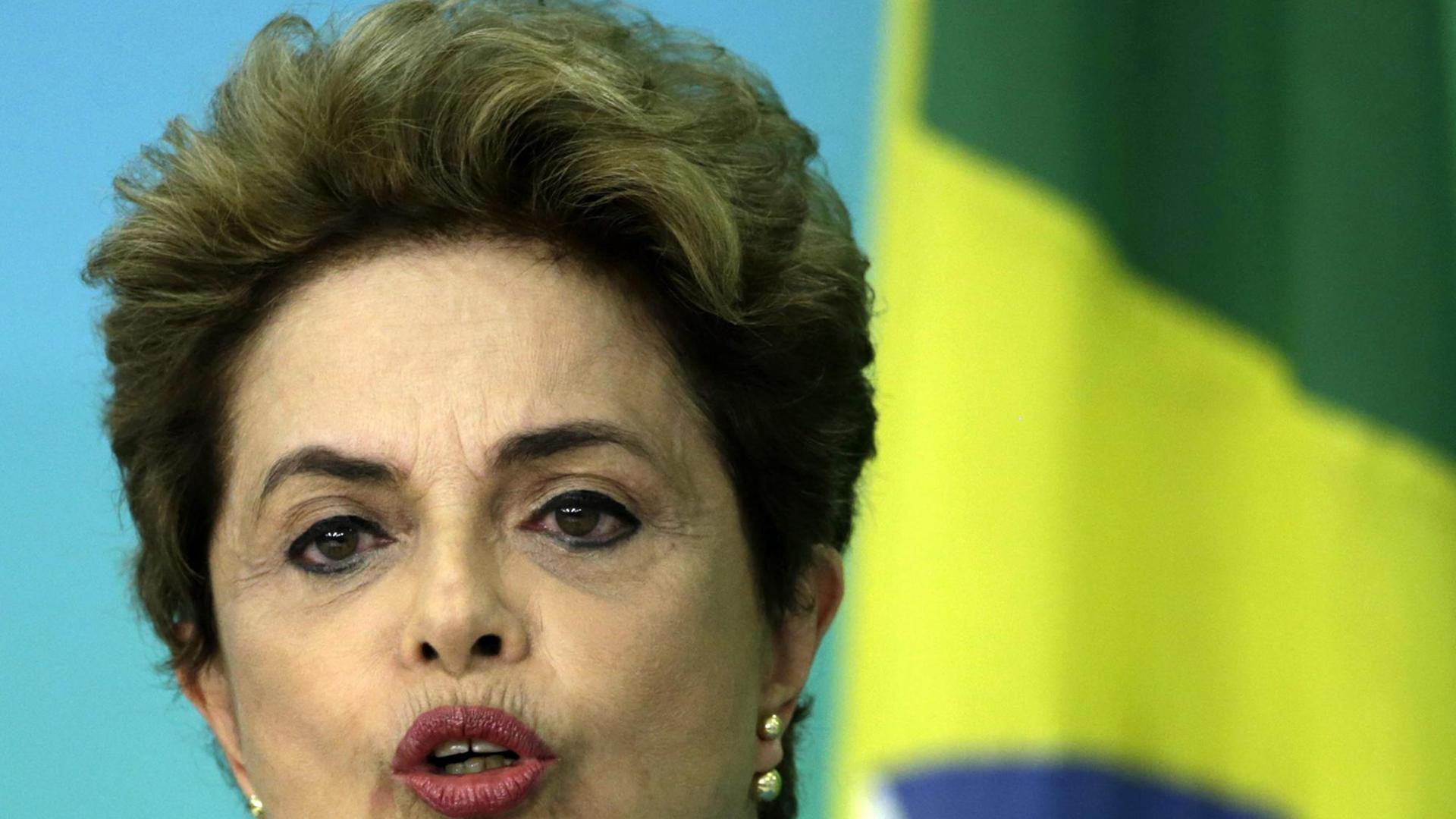 Brasiliens Staatschefin Dilma Rousseff vor der Presse nach dem Votum des Abgeordenenhauses für ein Amtsenthebungsverfahren. Brasiliens Staatschefin Dilma Rousseff vor der Presse nach dem Votum des Abgeordenenhauses für ein Amtsenthebungsverfahren.