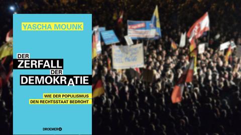 Buchcover "Der Zerfall der Demokratie" von Yascha Mounk, im Hintergrund Teilnehmer einer Kundgebung der AfD in Erfurt