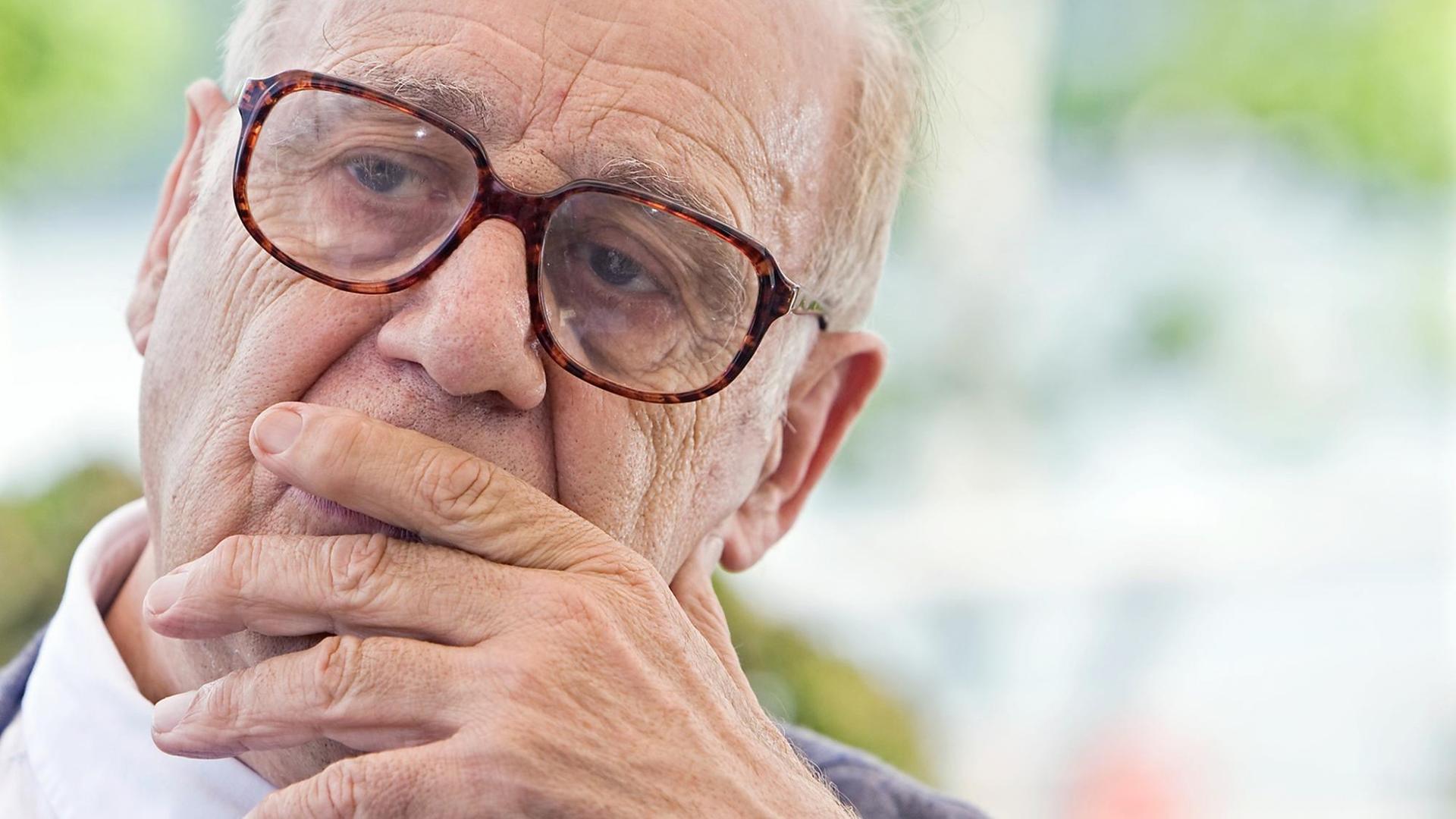 Der Schweizer Soziologe und Globalisierungskritiker Jean Ziegler Der Schweizer Soziologe und Globalisierungskritiker Jean Ziegler