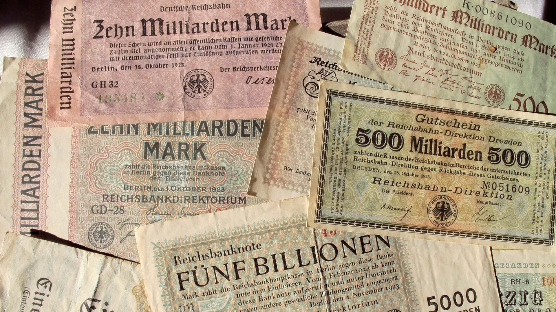 Verschiedene Geldscheine über Zehn Milliarden Mark, 500 Milliarden Mark, Fünf Billionen Mark u.a., vornehmlich 1923 von der Deutschen Reichsbank ausgegeben Verschiedene Geldscheine über Zehn Milliarden Mark, 500 Milliarden Mark, Fünf Billionen Mark u.a., vornehmlich 1923 von der Deutschen Reichsbank ausgegeben