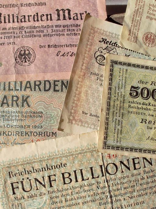 Verschiedene Geldscheine über Zehn Milliarden Mark, 500 Milliarden Mark, Fünf Billionen Mark u.a., vornehmlich 1923 von der Deutschen Reichsbank ausgegeben