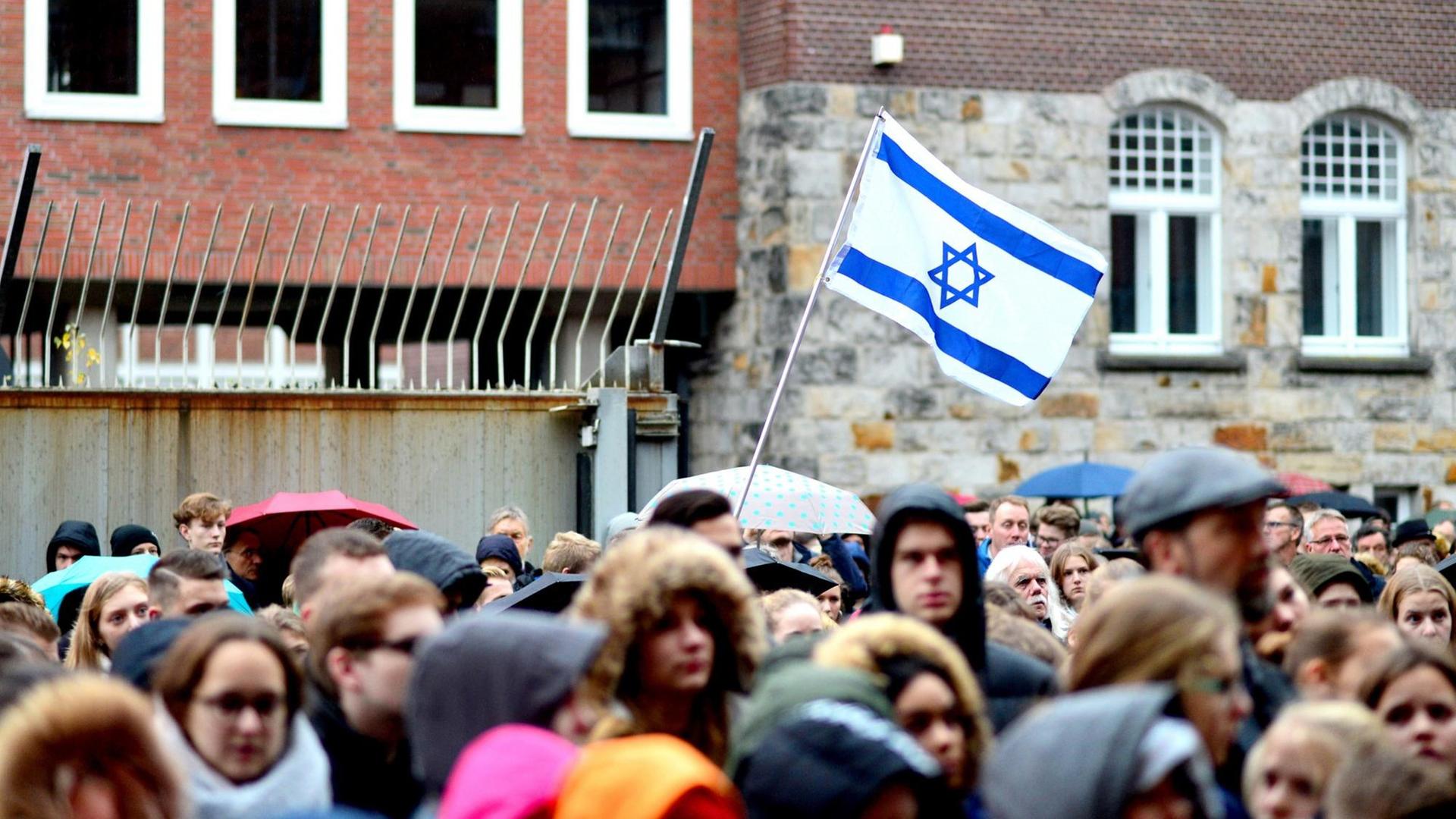 Schülerinnen und Schüler der Liebfrauenschule schwenken zum Ende eines Erinnerungsgangs zum Gedenken an die Ereignisse der Reichspogromnacht im November 1938 eine israelische Flagge im Innenhof des historischen Gefängnisses im heutigen Gerichtsviertel. Foto: Hauke-Christian Dittrich | 10.11.2018, Niedersachsen, Oldenburg Schülerinnen und Schüler der Liebfrauenschule schwenken zum Ende eines Erinnerungsgangs zum Gedenken an die Ereignisse der Reichspogromnacht im November 1938 eine israelische Flagge im Innenhof des historischen Gefängnisses im heutigen Gerichtsviertel. Foto: Hauke-Christian Dittrich | 10.11.2018, Niedersachsen, Oldenburg