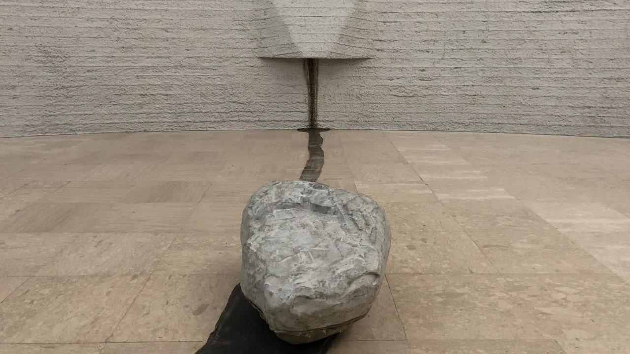 Installation mit Stein und einer Staumauer von Natascha Süder Happelmann im Deutschen Pavillon auf der Biennale in Venedig 2019
