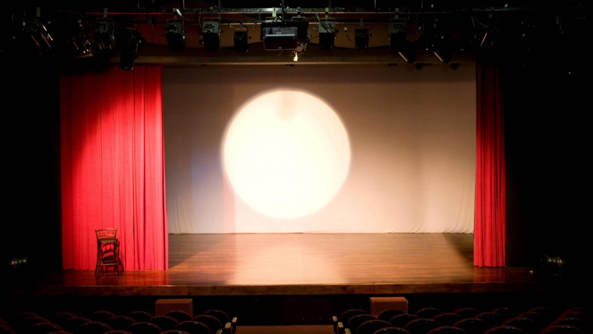 Leere Theaterbühne mit rotem Vorhang. Leere Theaterbühne mit rotem Vorhang.