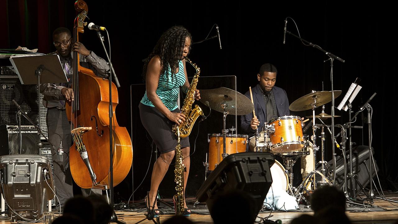 Die US-Amerikanische Saxofonistin Tia Fuller mit ihrem Trio beim Jazzfestival Leibnitz.