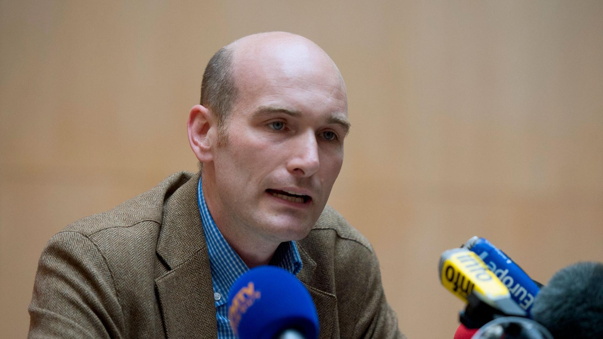 Der französische Journalist Nicolas Hénin wurde in Syrien von Islamisten als Geisel genommen und gefoltert. Der französische Journalist Nicolas Hénin wurde in Syrien von Islamisten als Geisel genommen und gefoltert.