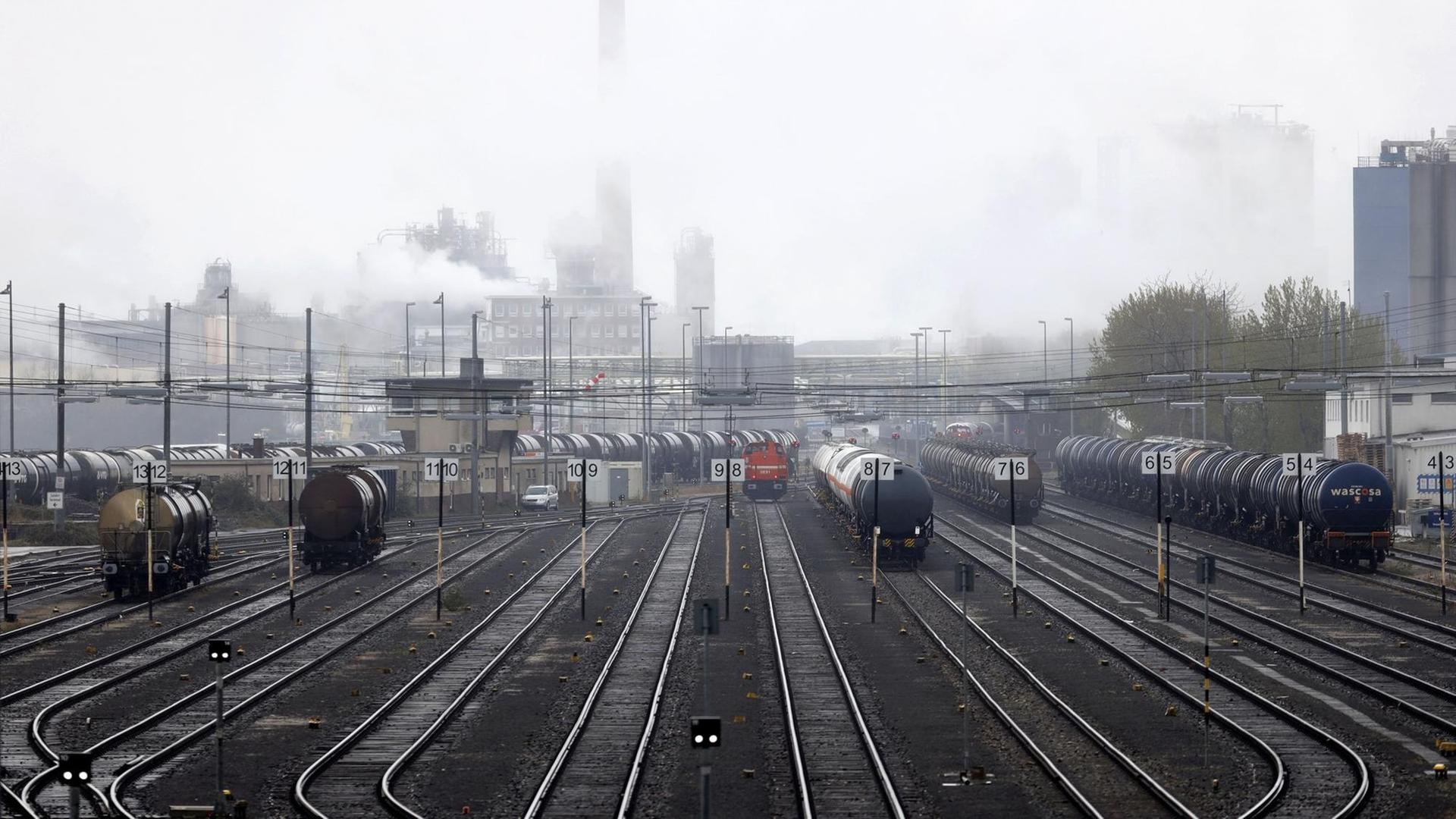 Das Foto zeigt einen Güter-Bahnhof. Das Foto zeigt einen Güter-Bahnhof.