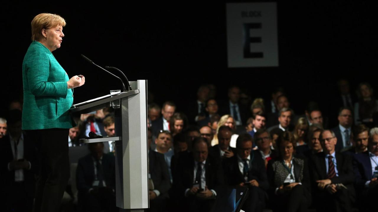 Das Foto zeigt Bundeskanzlerin Merkel auf dem Tag der Deutschen Industrie am 25.09.2018 in Berlin. Das Foto zeigt Bundeskanzlerin Merkel auf dem Tag der Deutschen Industrie am 25.09.2018 in Berlin.