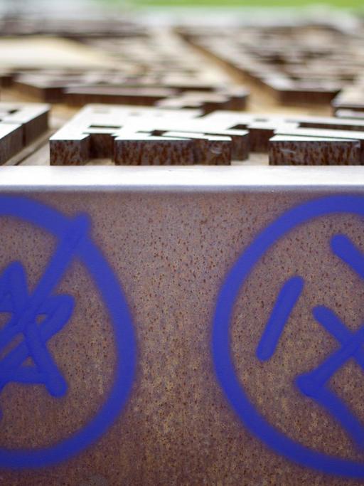 Ein durchgestrichener Davidstern und ein Hakenkreuz wurden an eine Gedenkstätte am Berliner Nordbahnhof geschmiert.