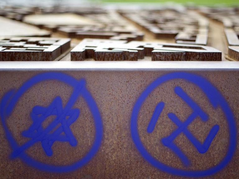 Ein durchgestrichener Davidstern und ein Hakenkreuz wurden an eine Gedenkstätte am Berliner Nordbahnhof geschmiert.
