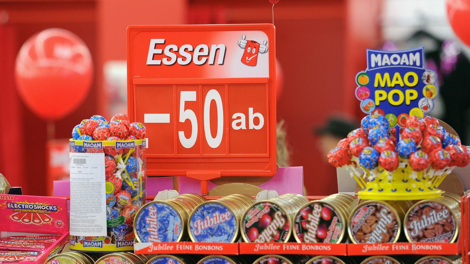 Ein Werbeaufsteller steht in einer Berliner KiK-Filiale. Ein Werbeaufsteller steht in einer Berliner KiK-Filiale.