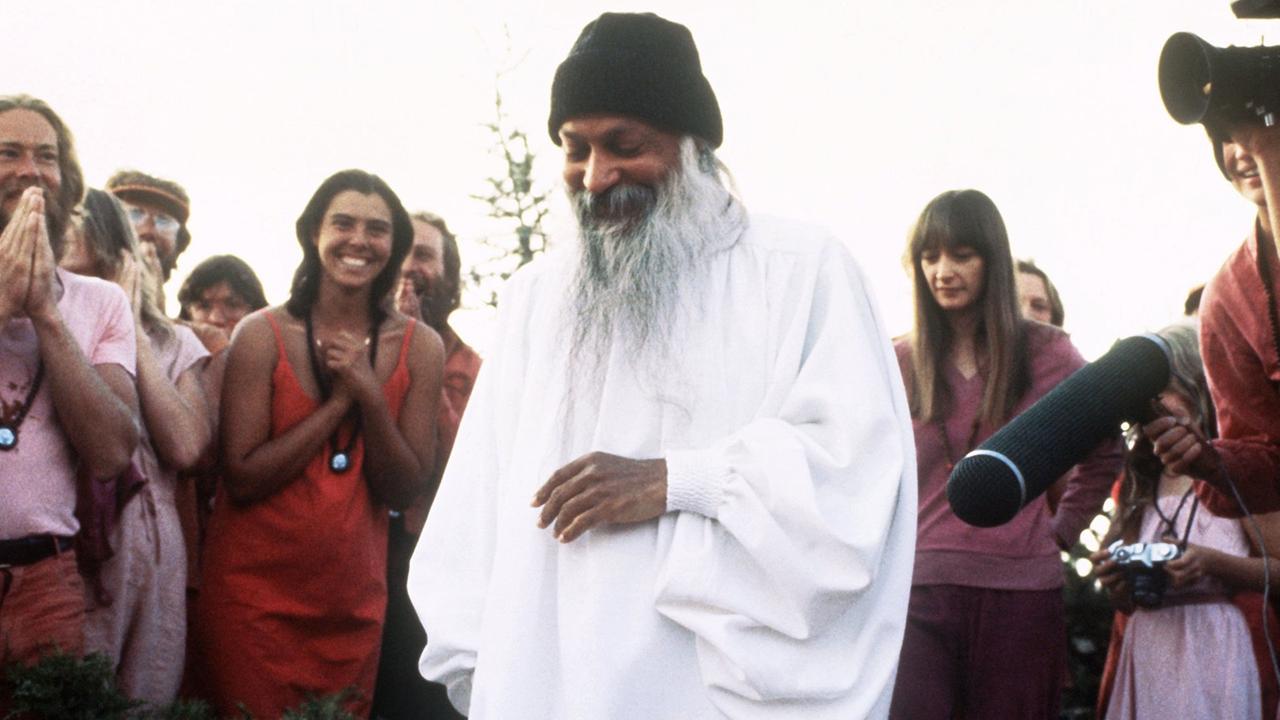 Der umstrittene indische Guru und Sektenführer Bhagwan Shree Rajneesh 1984 mit Anhängern in seiner Kommune "Rajneeshpuram" in Antelope im US-Bundesstaat Oregon.