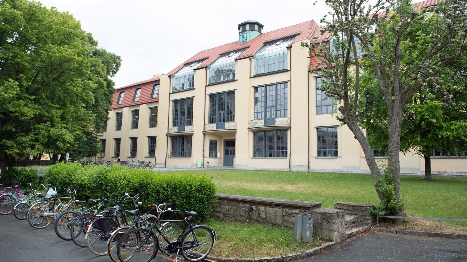 Das Hauptgebäude der Bauhaus-Universität Weimar (Thüringen).