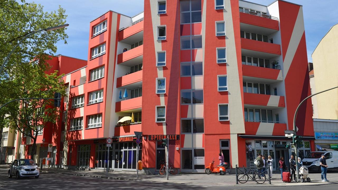 Auch Berlin-Neukölln litt lange bundesweit unter einem schlechten Ruf. Auch Berlin-Neukölln litt lange bundesweit unter einem schlechten Ruf.