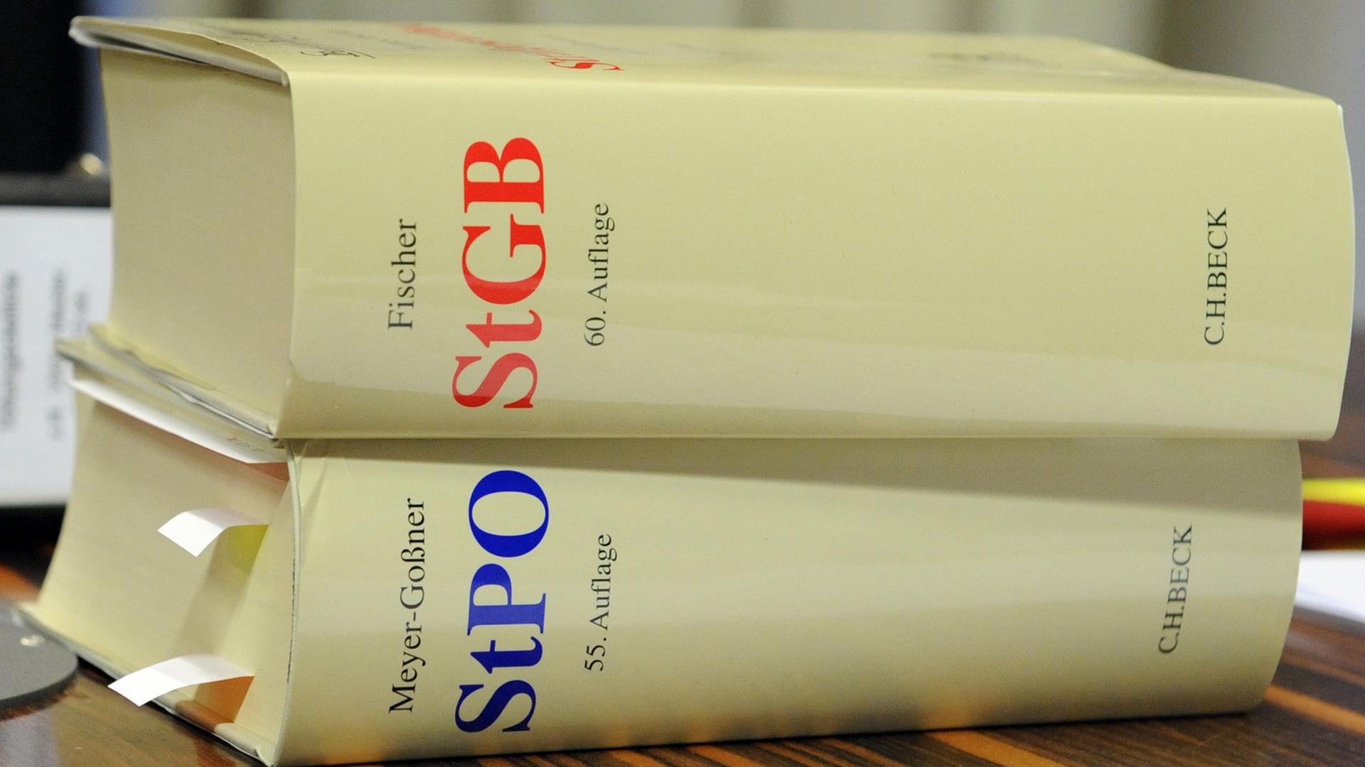 Die deutsche Strafprozessordnung (StPO) und das deutsche Strafgesetzbuch (StGB) liegen auf einem Tisch. Die deutsche Strafprozessordnung (StPO) und das deutsche Strafgesetzbuch (StGB) liegen auf einem Tisch.