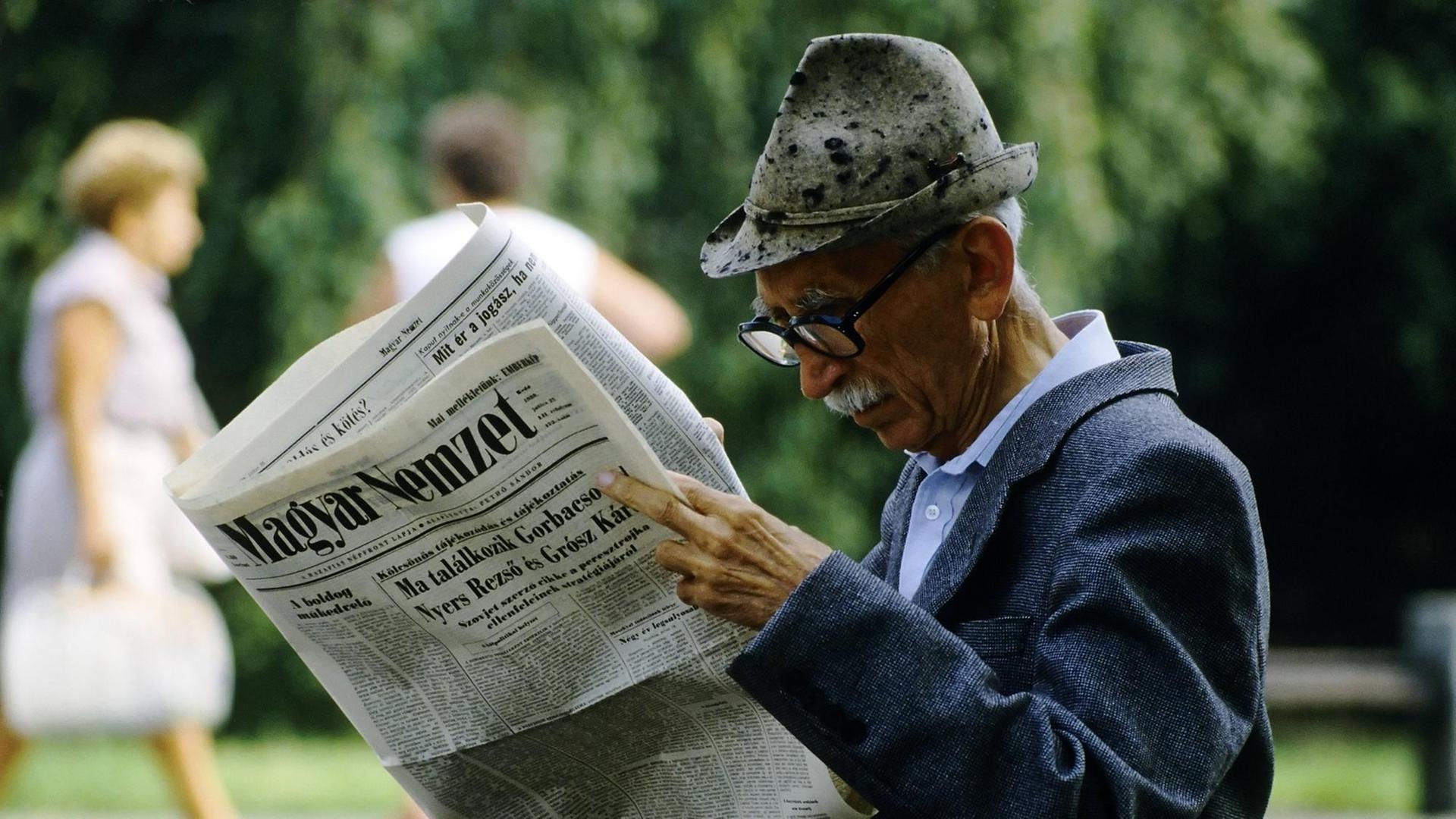 Ein Bild von 1989: Ein älterer Mann liest die "Magyar Nemzet" in einem Park in Budapest. Ein Bild von 1989: Ein älterer Mann liest die "Magyar Nemzet" in einem Park in Budapest.