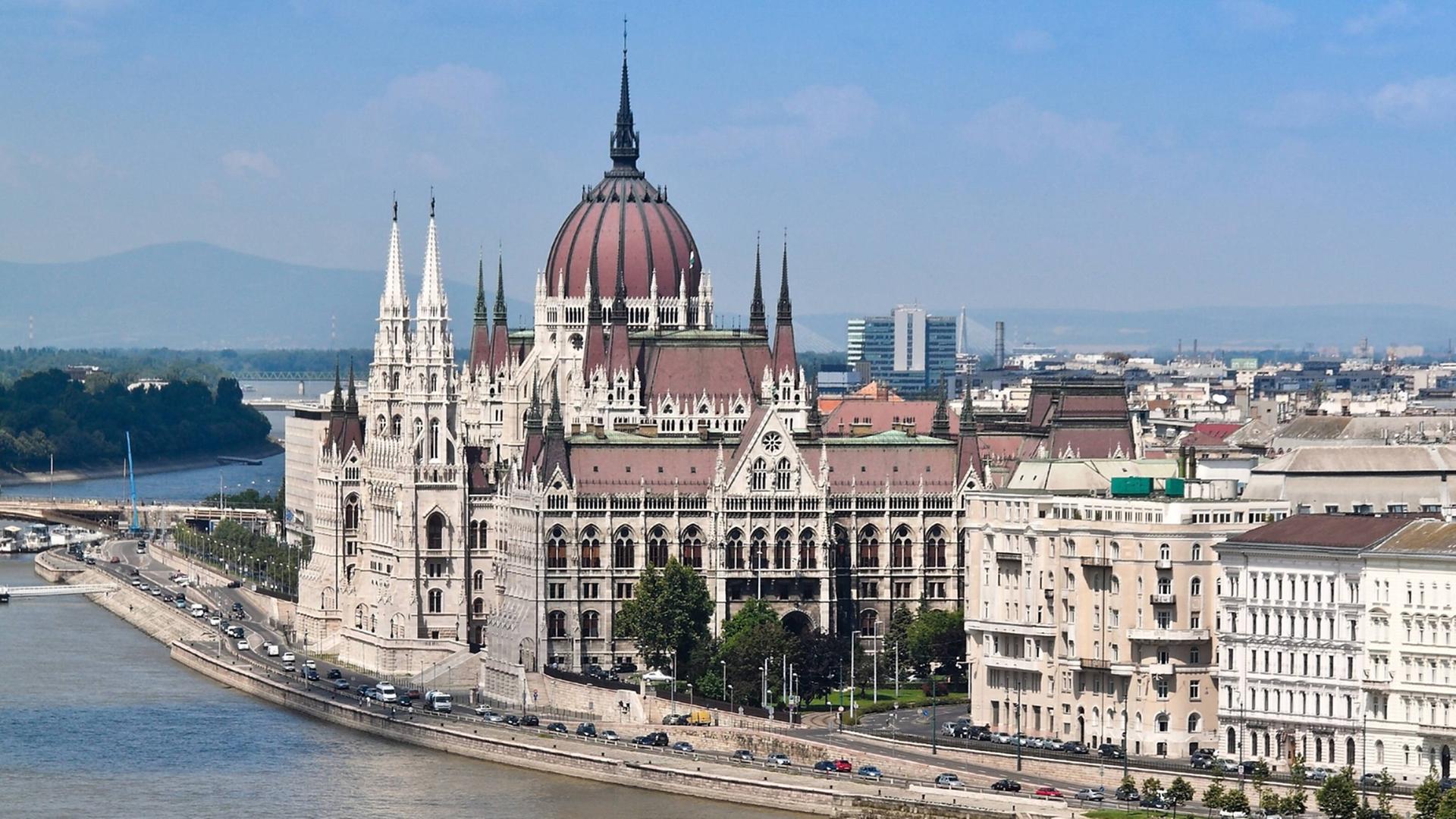 Das Budapester Parlamentsgebäude in Ungarn. Das Budapester Parlamentsgebäude in Ungarn.