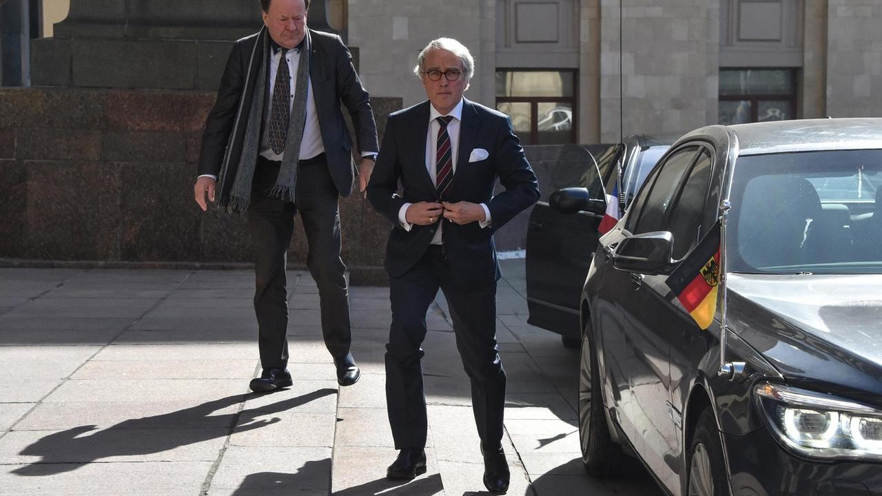 Der deutsche Botschafter Rüdiger von Fritsch steigt vor dem russischen Außenminiserium aus einem Auto. Er ist in der Begleitung eines Kollegen. Der deutsche Botschafter Rüdiger von Fritsch steigt vor dem russischen Außenminiserium aus einem Auto. Er ist in der Begleitung eines Kollegen.