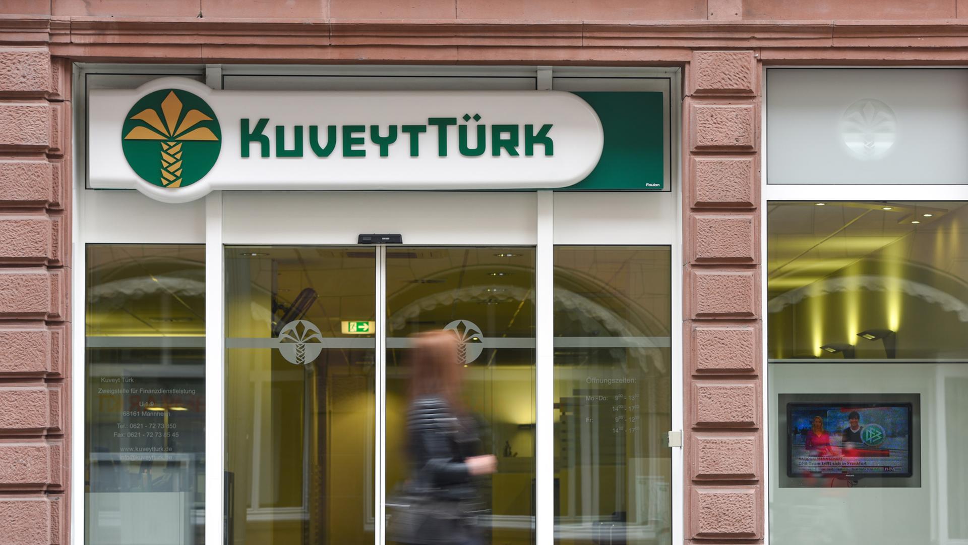 Eine Frau geht am 23.03.2015 in Mannheim (Baden-Württemberg) am Eingang einer Bankfiliale der Kuveyt Türk Bank vorbei. Die deutschlandweit erste Bank, die islamischen Regeln folgt, hat nach einem Medienbericht jetzt in Mannheim ihre volle Zulassung erhalten. Foto: Uwe Anspach/dpa Eine Frau geht am 23.03.2015 in Mannheim (Baden-Württemberg) am Eingang einer Bankfiliale der Kuveyt Türk Bank vorbei. Die deutschlandweit erste Bank, die islamischen Regeln folgt, hat nach einem Medienbericht jetzt in Mannheim ihre volle Zulassung erhalten. Foto: Uwe Anspach/dpa