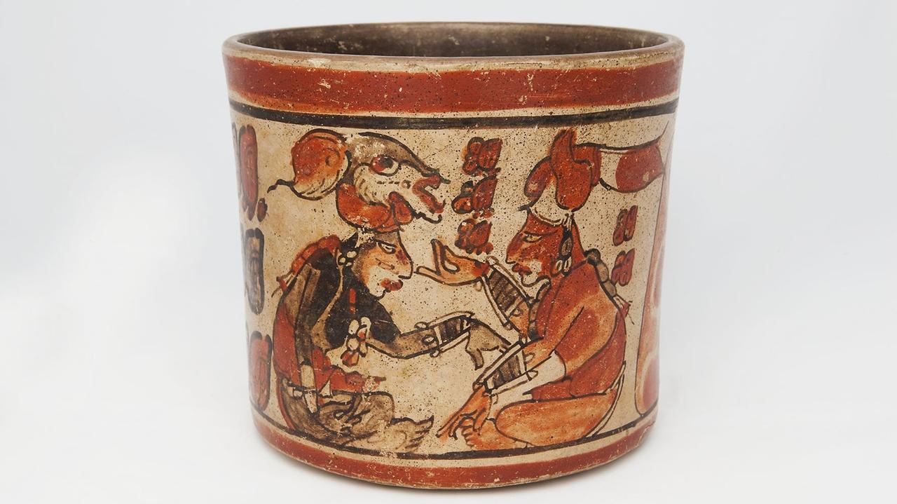 Ein bemaltes Kakao-Gefäß aus der Maya-Zeit, ein Exponat im Schokoladenmuseum in Köln. Ein bemaltes Kakao-Gefäß aus der Maya-Zeit, ein Exponat im Schokoladenmuseum in Köln.