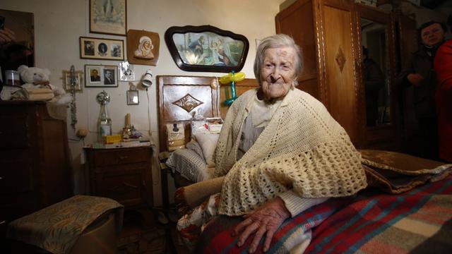 Die damals älteste Frau der Welt Emma Morano sitzt am 29. November 2016 in ihrer Wohnung und feiert den 117. Geburtstag