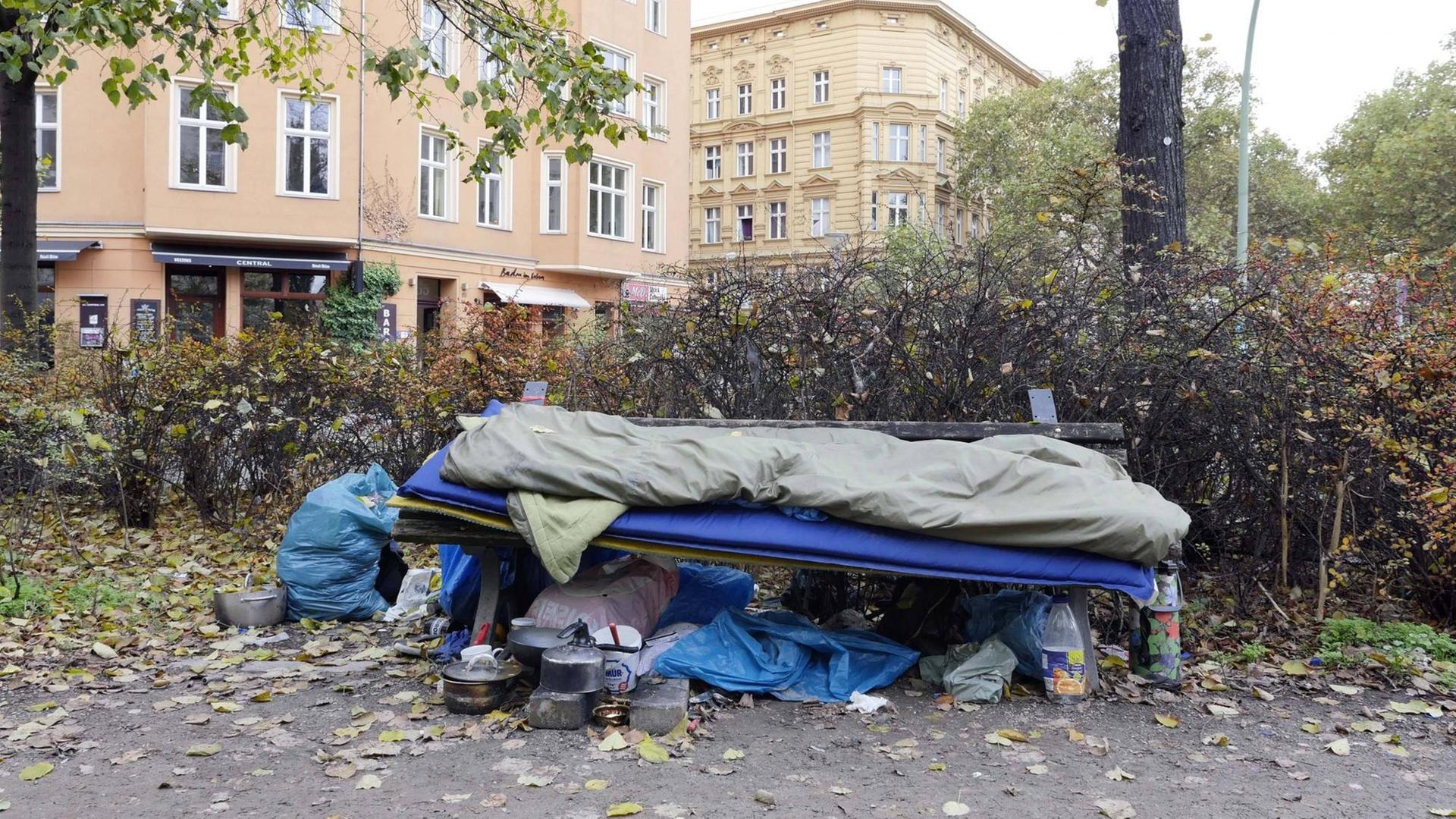 Obdachlose haben sich in Berlin, Prenzlauer Berg, eine Schlafstatt eingerichtet. Obdachlose haben sich in Berlin, Prenzlauer Berg, eine Schlafstatt eingerichtet.