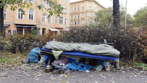 Obdachlose haben sich in Berlin, Prenzlauer Berg, eine Schlafstatt eingerichtet.